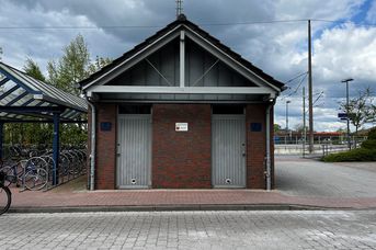 öffentliche Toilette am Bahnhof Augustfehn
