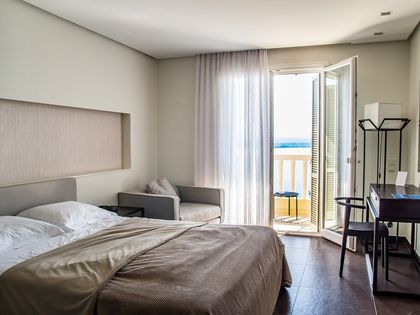 Bett in einem Hotelzimmer