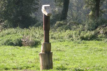 Scheuerpfahlskulptur "Horntier"