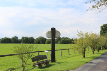 Scheuerpfahlskulptur "Steinbeil" in Hesel