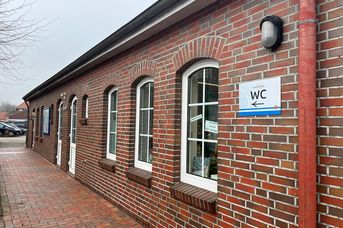 Öffentliche Toilette neben der Apen Touristik
