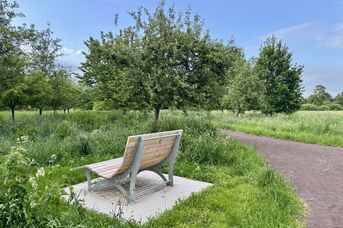 Landschaftsliege am Landschaftspfad Oll Wiek - Streuobstwiese