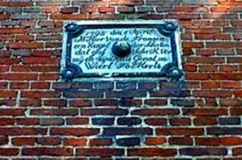 Historische Kanonenkugel im Gulfhaus