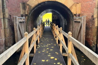 Historisches Sieltor Weekeborg mit Rastplatz